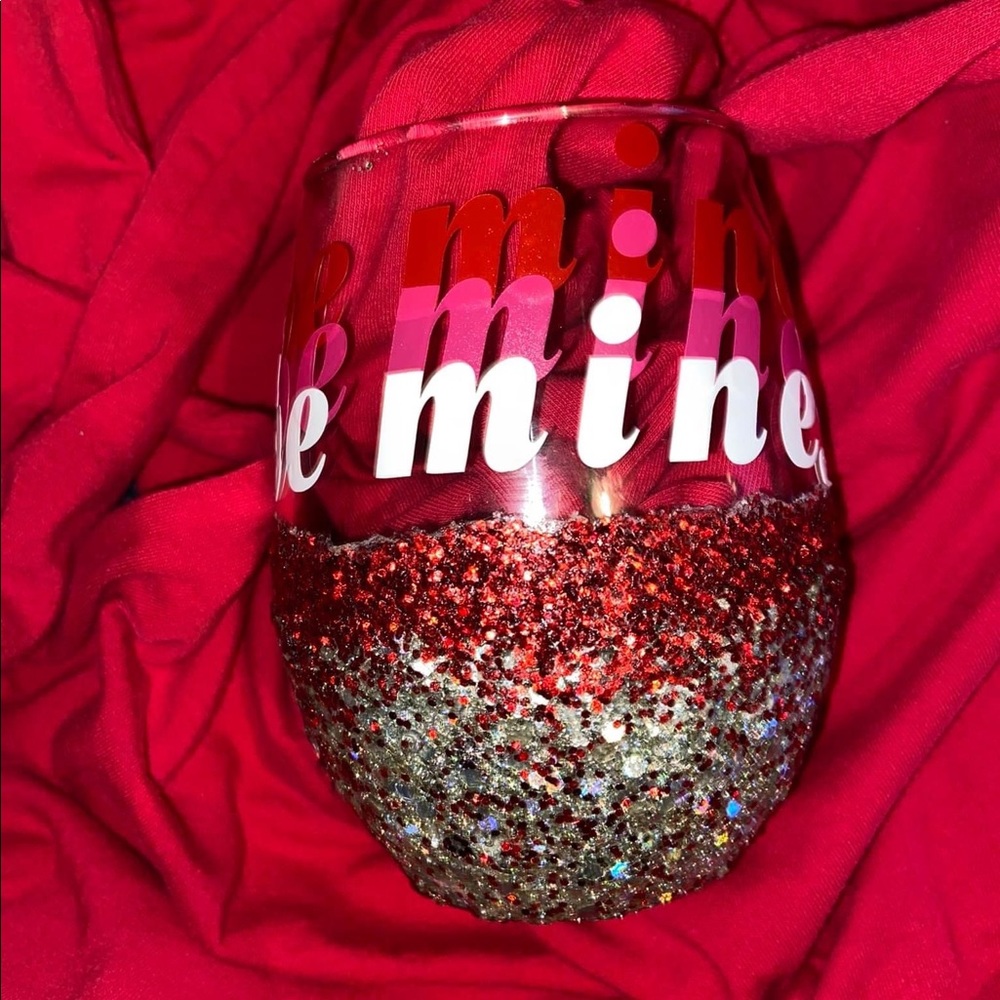 BE MINE Glitter Wine Glass